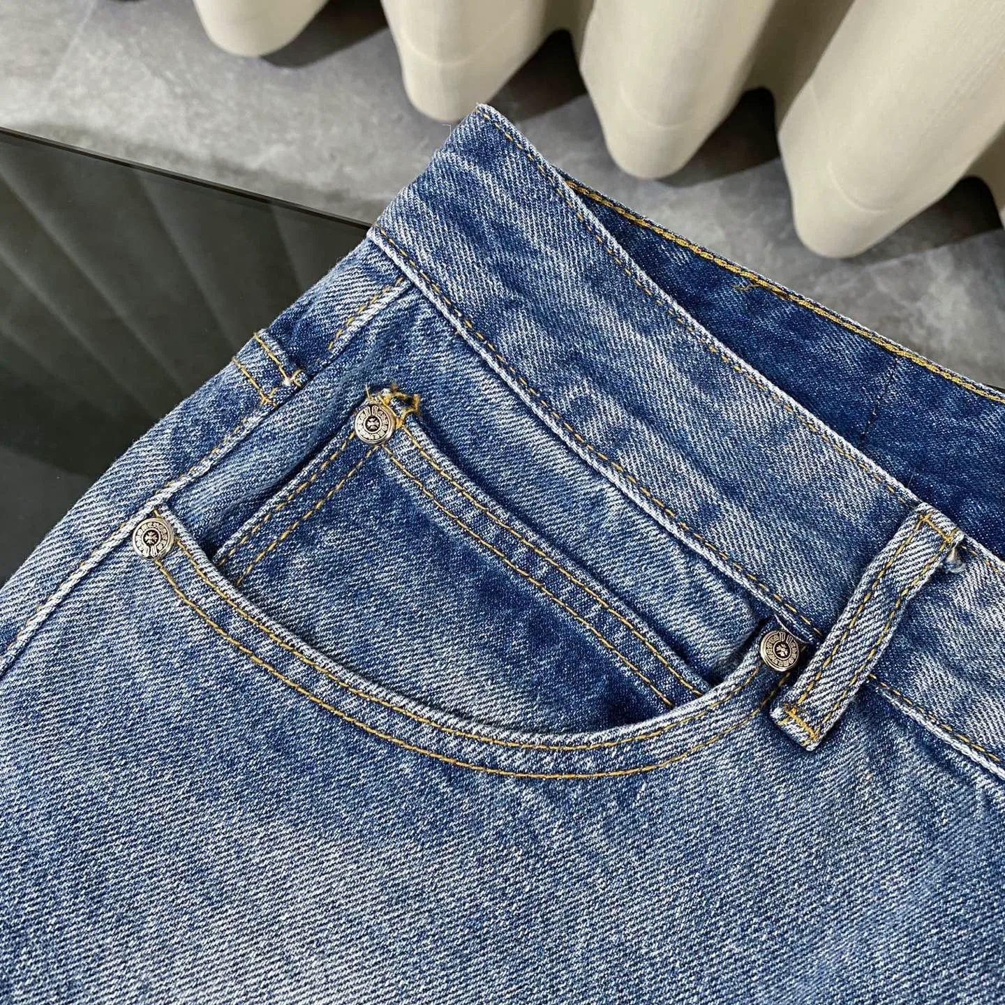 🅿️280 chrome hearts 2025 new city limited classic leather label jeans vi Top heavy industry fashionable design] Consistent high street luxury style creation. Speaking of this style, the Zangyin family and GU family are definitely among the leading representative brands. Especially the Zangyin family has really achieved a state-of-the-art effect in creating high street style. It is made of unique washed materials. The color system of this model is already quite eye-catching. After it is decorated with patchwork cross flowers, it cleverly highlights the charm of the brand. Secondly, this model uses classic The classic high-waist cutting design highlights the long legs and the fashionable temperament of the upper body. The brand is highly recognizable and the slim fit configuration is more suitable for daily wear. This product is a product that interprets personality, fashion, and specifications at a glance. This single product is enough to make any fan excited. It can be a white T-shirt for youthful preppy style, or a tight sling for royal lady style. It has strong matching ability and can be easily controlled by men.  [Material and craftsmanship] Needless to say, this point goes without saying. As an excellent craftsman brand, Zangyin has really perfect requirements for details and craftsmanship. The washed color of this model has gone through so many processes, not to mention the embellishment of the denim appliqués. It is also purely handmade and sewn. Just like what they believe in, only handmade things have soul and have the meaning of wear. A top-notch heavy-duty fashionable denim item, I look forward to your perfect interpretation! !  Size:28-34